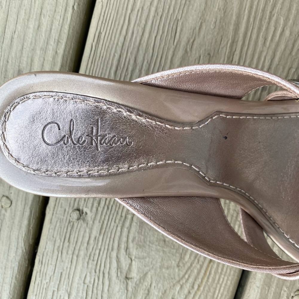 Cole Hann - Lovely cream color patent leather thong sandals with 2” heels, 9.5 - Picture 7 of 9